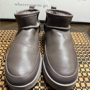 UGG Tan Ankle Booties Women SZ 8- Box 13